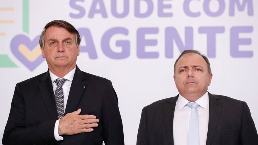 Jair Bolsonaro e Eduardo Pazuello, ministro da Saúde, enfrentam pressão pública por agravamento da pandemia