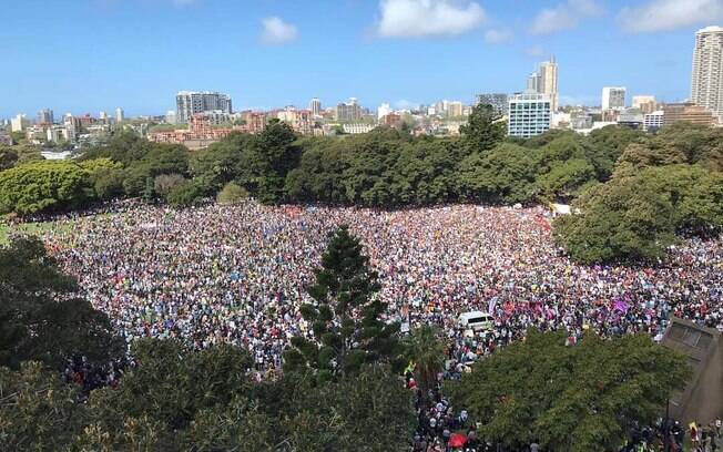 Na Austrália, milhares de pessoas saíram às ruas em Sidney