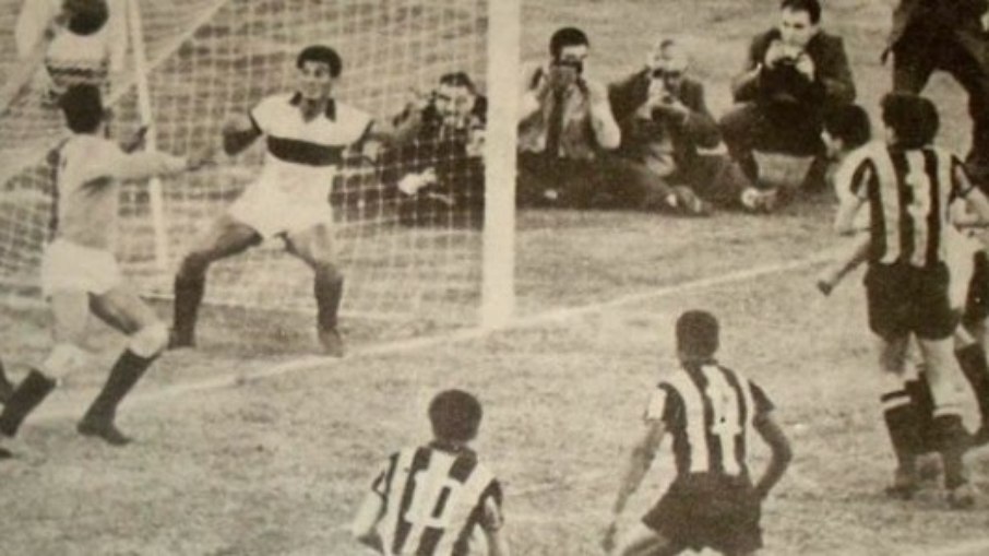 Peñarol e Jorge Wilstermann na primeira partida da história da Libertadores, em 1960 Peñarol e Jorge Wilstermann na primeira partida da história da Libertadores, em 1960