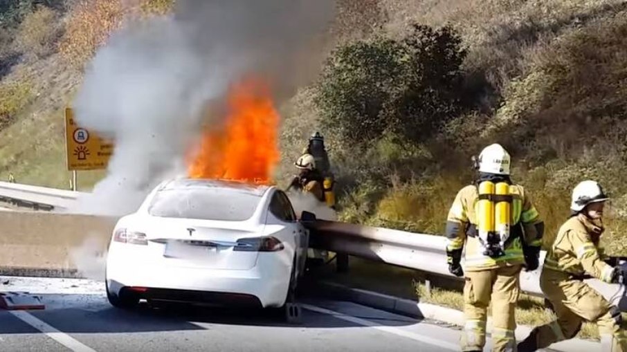 Tesla Model S pega fogo em rodovia na Áustria