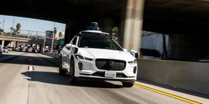 Recall: empresa de táxis-robo recolhe veículos após incidente