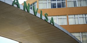 Anvisa proíbe "Xarope da Vovó", vitamina C e cúrcuma; entenda