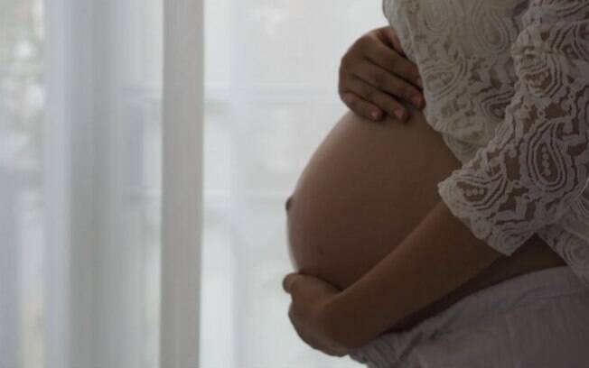 Chocada com a gravidez surpresa, Beth, que já tem duas filhas, diz ser assustador passar de duas para quatro de repente