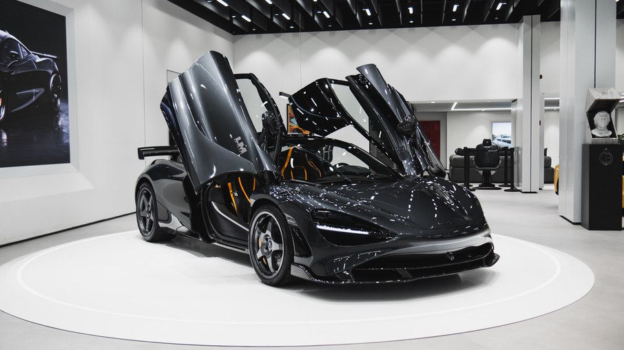 McLaren 750S Le Mans combina pintura Cinza Le Mans com interior em Preto Carbon e detalhes em Laranja McLaren McLaren 750S Le Mans combina pintura Cinza Le Mans com interior em Preto Carbon e detalhes em Laranja McLaren