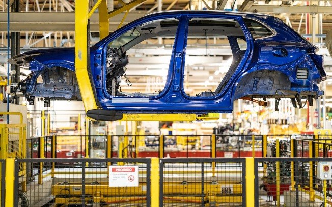 Carroceria do Geely EX5 EM-i na linha de produção do Complexo Industrial Ayrton Senna, em São José dos Pinhais