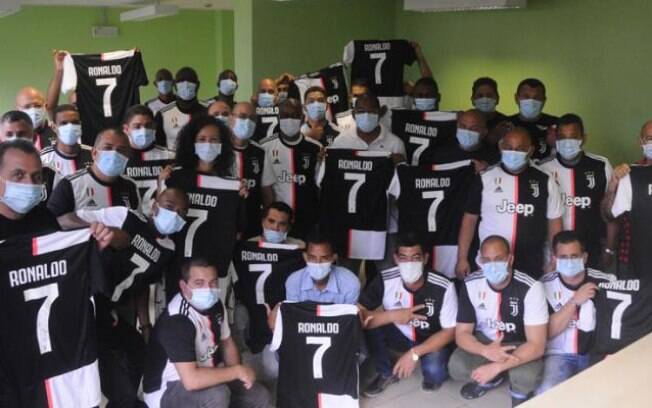Médicos seguram camiseta da Juventus