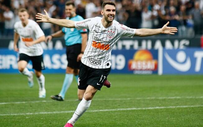 Mauro Boselli comemorando gol durante partida contra o Botafogo, valido pela 15ª rodada do Campeonato Brasileiro 2019