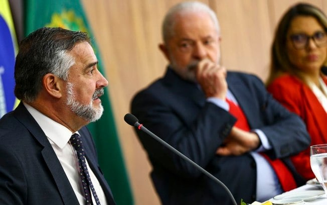 Gaúcho, ministro Paulo Pimenta vai chefiar ações do governo Lula no RS