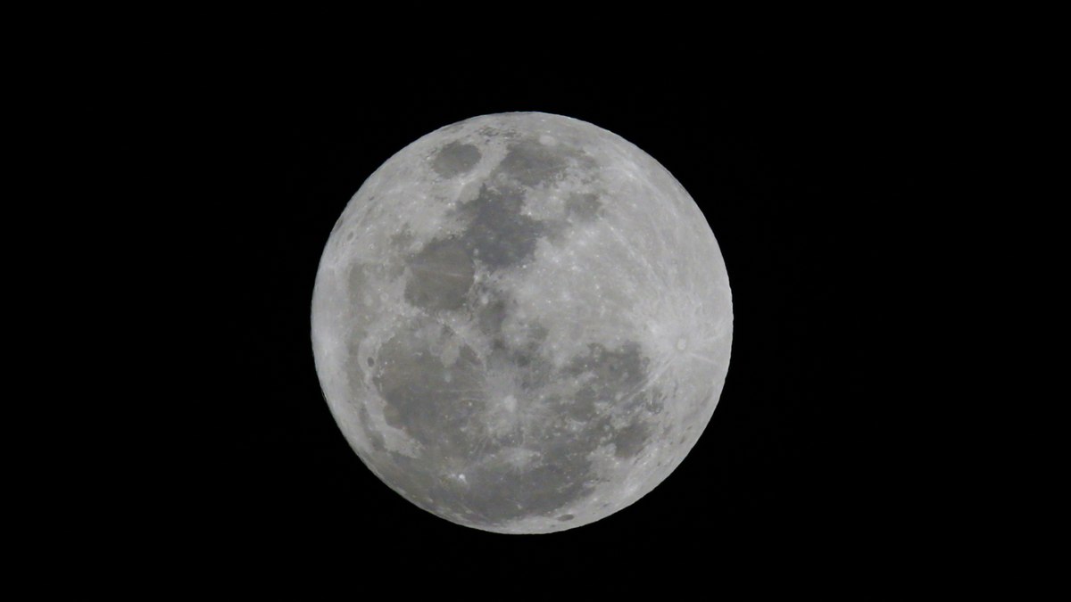 A Superlua acontece quando a lua cheia está no ponto mais próximo da Terra