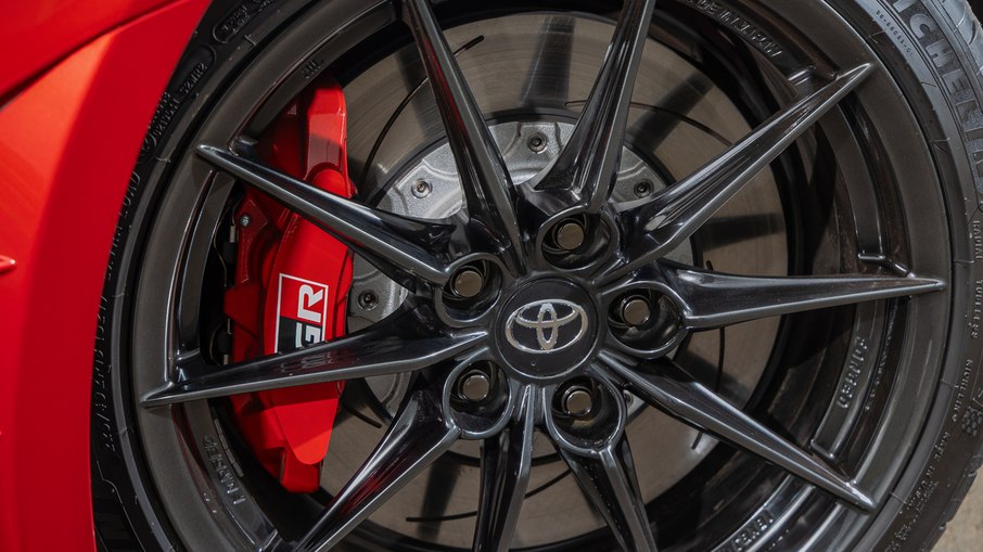 Rodas forjadas de 18 polegadas com freios de alta performance