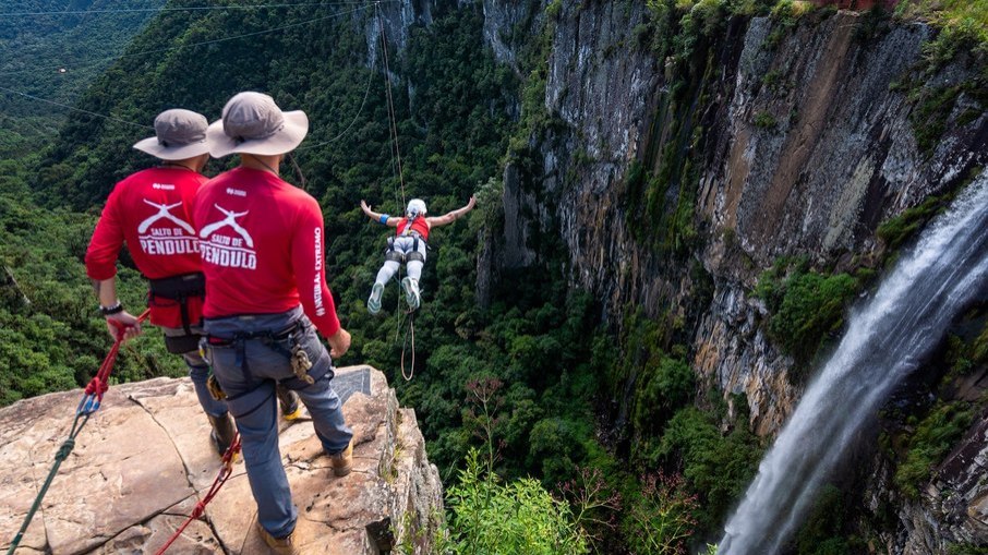 Salto de rope jump em Urubici, em Santa Catarina Salto de rope jump em Urubici, em Santa Catarina