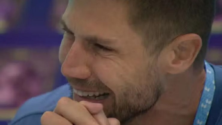 Jonas abre mão de imunidade do anjo para ver vídeo da família