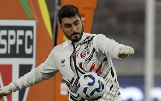 Rafael é expulso, São Paulo vai mal nos pênaltis e é eliminado