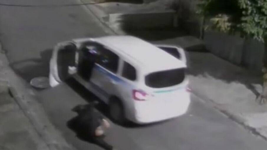 Taxista baleado pula de carro em movimento para fugir de assalto