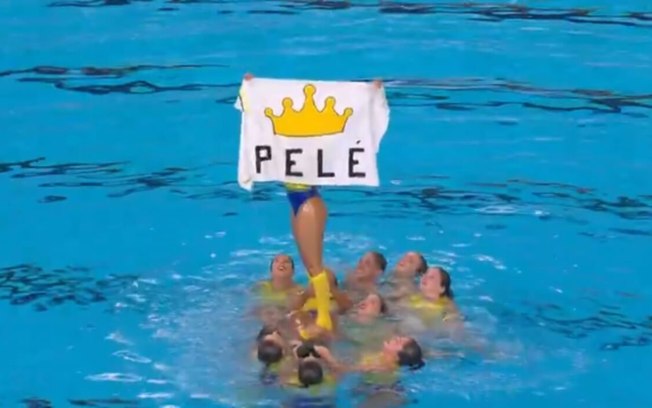 Equipe de nado artístico homenageia o Rei do Futebol, Pelé