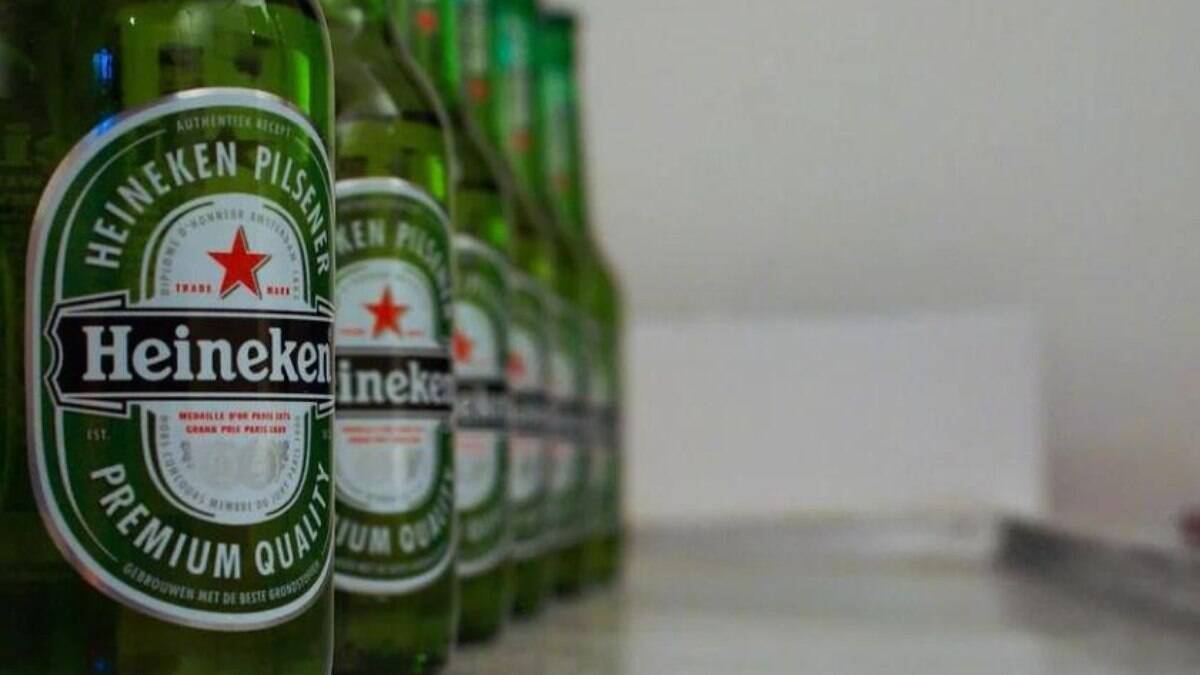 Можно ли безалкогольное пиво в пост. Пиво Heineken. Подростки с безалкогольным пивом. Безалкогольное пиво. Продают ли безалкогольное пиво несовершеннолетним.