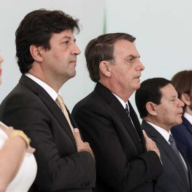 Bolsonaro durante lançamento do programa Médicos pelo Brasil ao lado do ministro da Saúde, Luiz Henrique Mandetta