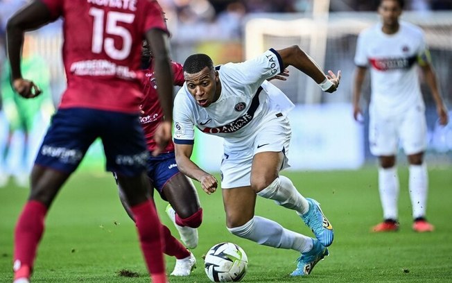 Kylian Mbappé em disputa de bola com jogadores do Clermont - Foto: Oliver Chassignole/Getty Images Kylian Mbappé em disputa de bola com jogadores do Clermont - Foto: Oliver Chassignole/Getty Images