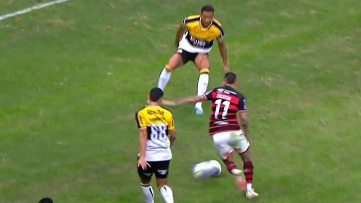 Barreto errou ao chutar uma bola contra a outra e gerou um pênalti ao Flamengo