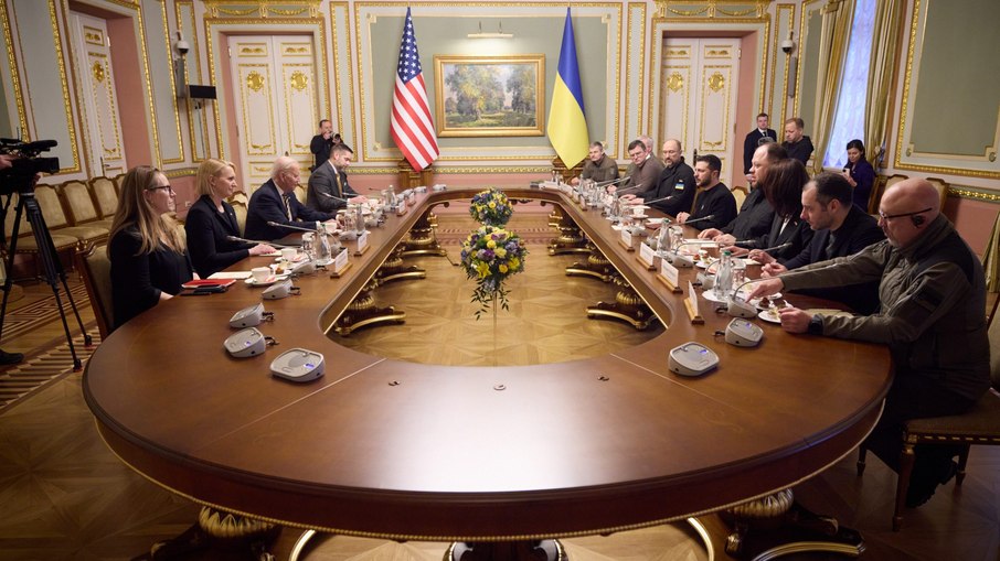 Joe Biden visitou Volodymyr Zelensky na Ucrânia; viagem foi planejada por meses em segredo