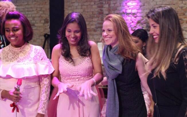 A colunista Flavia Viana ao lado da empresária Monica Baptistelli e com a missionária Emyli e Joana Machado, diretora do Projeto Novos Sonhos