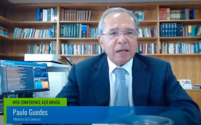 Paulo Guedes, ministro da Economia, descreveu a crise do governo em tom de brincadeira; benefícios sociais ainda não foram fechados até esta sexta, como prometido pelo governo