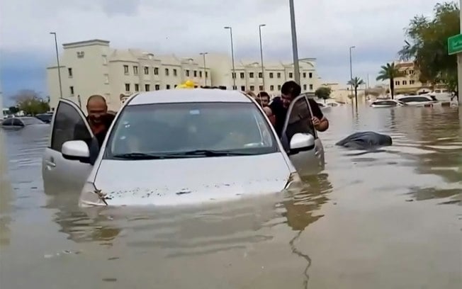 As chuvas provocaram inundações nas ruas de Dubai