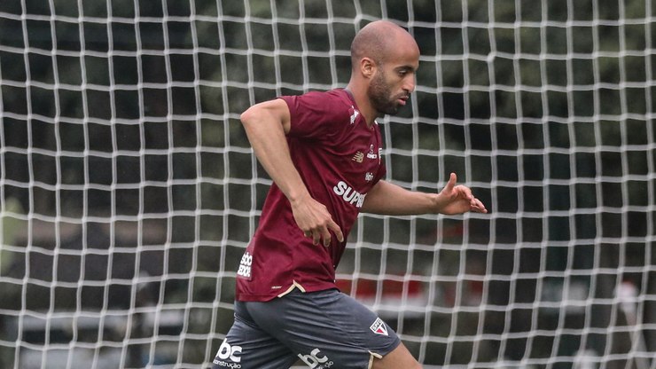 Torcida clama por Lucas, que volta a treinar com o time