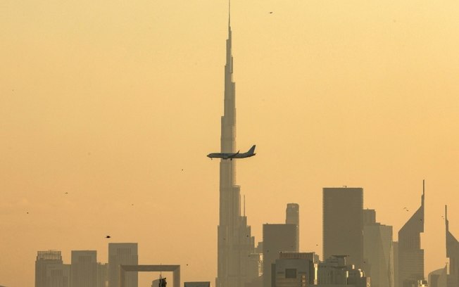 Boeing 737 da FlyDubai sobrevoa perto do arranha-céus Burj Khalifa, o prédio mais alto do mundo, em Dubai, em 13 de fevereiro de 2024