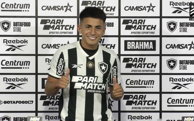 Almada posa com a camisa do Botafogo. Ele terá, às costas, o número 23 