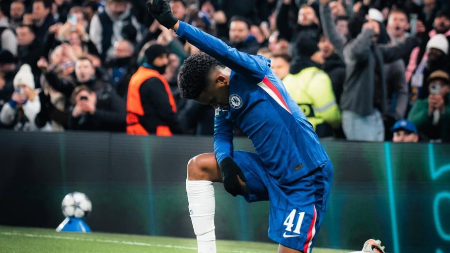 Estêvão comemora gol contra Barcelona