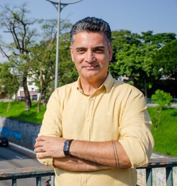 Jornalista, produtor de vídeo, locutor e apresentador de TV, com uma carreira consolidada no segmento automotivo. Produz e apresenta o boletim diário Sexta Marcha, na Rádio Transcontinental FM de São Paulo, edita o Caderno Motor do Jornal Cruzeiro do Sul, em Sorocaba-SP, e dirige a Onze Produções, produtora especializada em vídeo e conteúdo digital. É o Idealizador do Programa Auto+, onde atuou por 15 anos.
