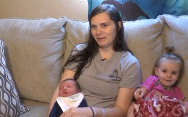 Brittany Holmes entrou em trabalho de parto no meio da estrada e precisou dar à luz em um posto de gasolina