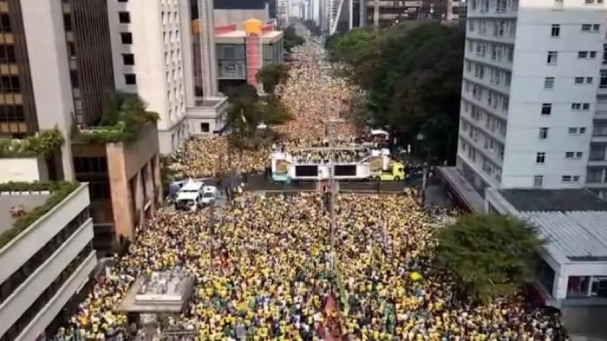 Com críticas a Lula e ao STF, Bolsonaro reúne multidão em ato na Avenida Paulista