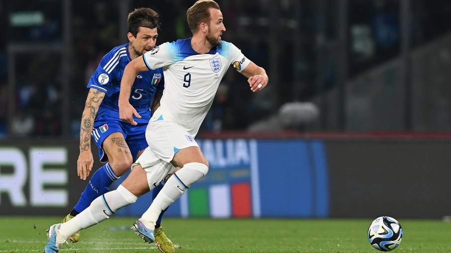 Kane faz história, e Inglaterra bate Itália nas Eliminatórias da Euro