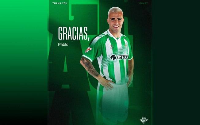 Ao lado da mãe, Pablo García, do Betis, chora na saída do clube