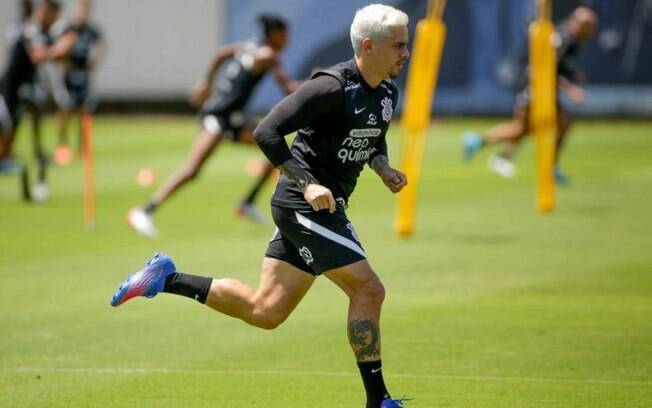 Fagner se recupera de dores na coxa e volta a treinar com bola no Corinthians