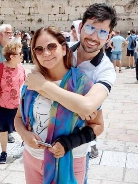 Gustavo Mendes com a mãe em Israel