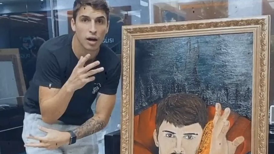 Felipe Prior posa ao lado do quadro feito por Rafael Vidmontas