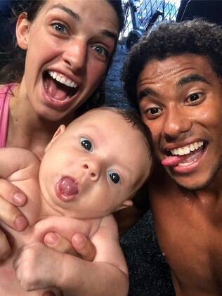 Surfista brasileiro Wesley Santos e a mulher Mackenzie Dern com a filha do casal