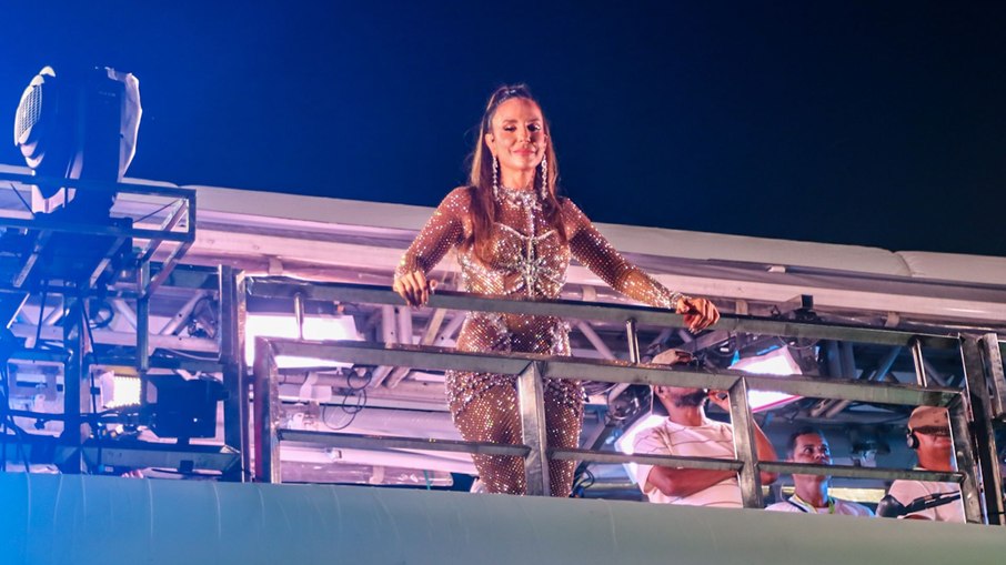 Ivete Sangalo acalma foliões após atraso de mais de duas horas do trio