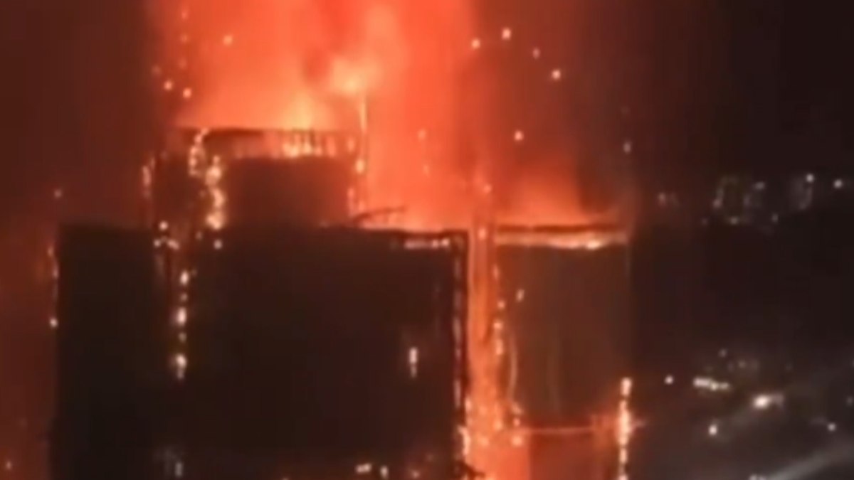 Um incêndio de grandes proporções atingiu um conjunto habitacional em Hong Kong. Um incêndio de grandes proporções atingiu um conjunto habitacional em Hong Kong.