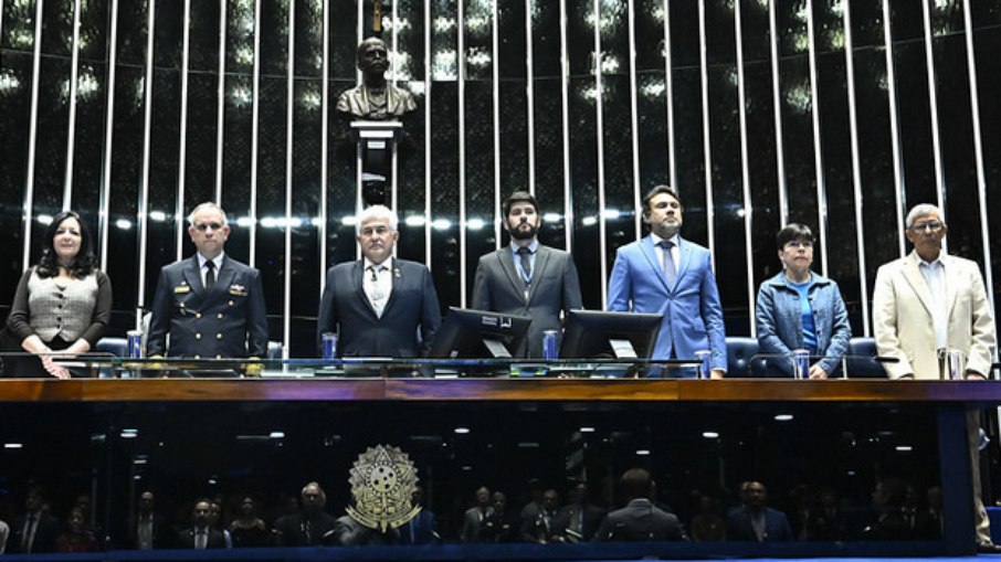 Dia Nacional da Ciência e do Pesquisador Científico. Plenário do Senado Federal durante sessão especial destinada a celebrar o Dia Nacional da Ciência e do Pesquisador Científico. Em posição de respeito, parlamentares e convidados acompanham execução do Hino Nacional. Mesa: reitora da Universidade Estadual Paulista (Unesp), Maysa Furlan; diretor do Centro Tecnológico da Marinha no Rio de Janeiro, Marcos Fricks Cavalcante; presidente e requerente desta sessão, senador Astronauta Marcos Pontes (PL-SP); secretário desta sessão; ice-presidente da Fundação de Apoio à Pesquisa do Distrito Federal, Paulo Nicholas de Freitas Nunes; vice-presidente regional da Academia Brasileira de Ciências (ABC), Mercedes Maria da Cunha Bustamante; secretário substituto de Políticas e Programas Estratégicos do Ministério da Ciência, Tecnologia e Inovação, Osvaldo Moraes Dia Nacional da Ciência e do Pesquisador Científico. Plenário do Senado Federal durante sessão especial destinada a celebrar o Dia Nacional da Ciência e do Pesquisador Científico. Em posição de respeito, parlamentares e convidados acompanham execução do Hino Nacional. Mesa: reitora da Universidade Estadual Paulista (Unesp), Maysa Furlan; diretor do Centro Tecnológico da Marinha no Rio de Janeiro, Marcos Fricks Cavalcante; presidente e requerente desta sessão, senador Astronauta Marcos Pontes (PL-SP); secretário desta sessão; ice-presidente da Fundação de Apoio à Pesquisa do Distrito Federal, Paulo Nicholas de Freitas Nunes; vice-presidente regional da Academia Brasileira de Ciências (ABC), Mercedes Maria da Cunha Bustamante; secretário substituto de Políticas e Programas Estratégicos do Ministério da Ciência, Tecnologia e Inovação, Osvaldo Moraes