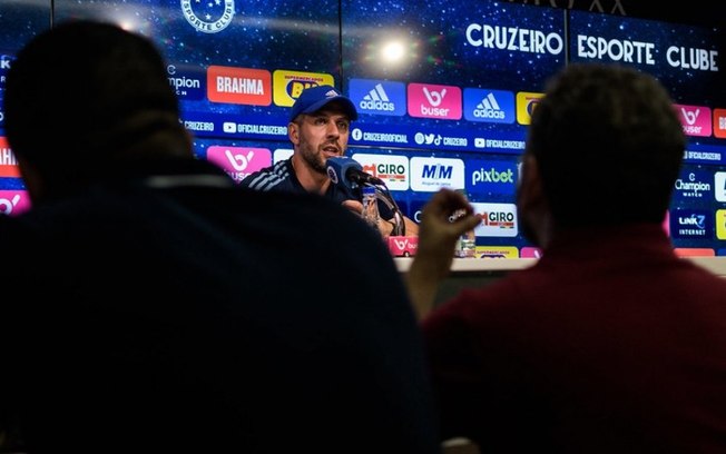Pezzolano fala em 'fracasso' caso o Cruzeiro não conquiste título na Série B
