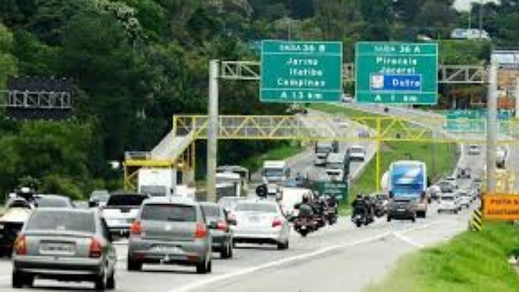 Engarrafamento causa congestionamento de 12 km na Fernão Dias