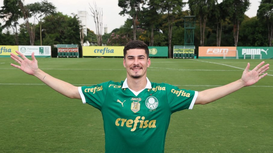 Rômulo com a camisa do Palmeiras