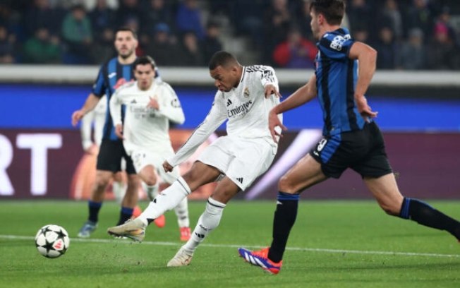 Mbappé em ação pelo Real Madrid diante da Atalanta pela Champions