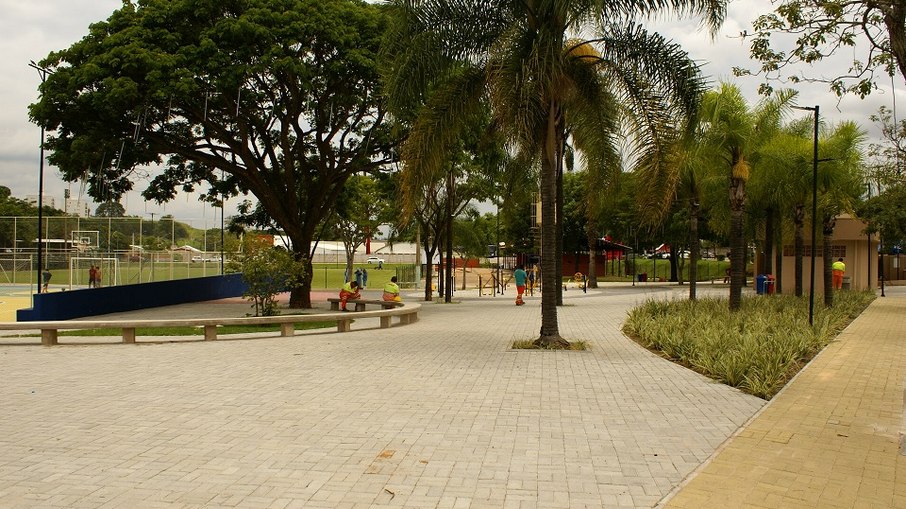 Paisagismo foi renovado com áreas gramadas e a realocação de árvores Paisagismo foi renovado com áreas gramadas e a realocação de árvores