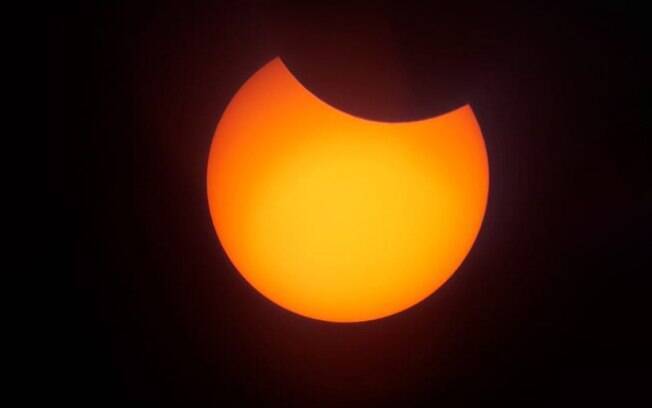 Eclipse parcial do Sol  registrado em imagens