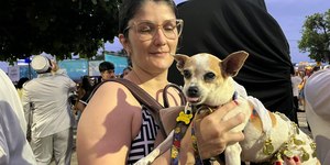 Fã leva cachorrinha “Rita Lee” para tentar VIP em Copacabana